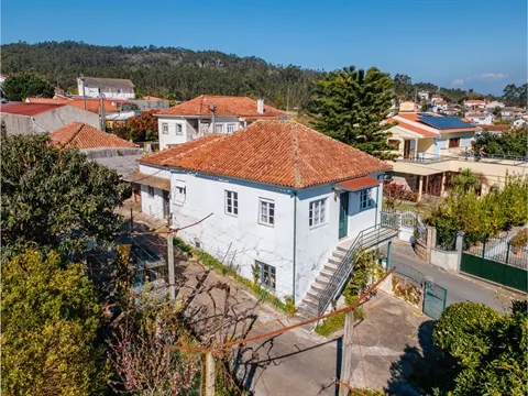 Moradia inserida numa área total de terreno de 2.643 m², em Galegos Santa Maria, Barcelos