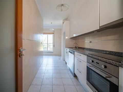 Apartamento T3 c/ garagem, inserido em condomínio c/ piscina