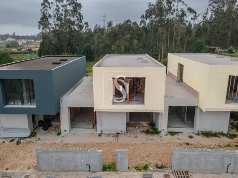 Moradia T3 em Estrutura com Jardim e Garagem Fechada em Perelhal, Barcelos