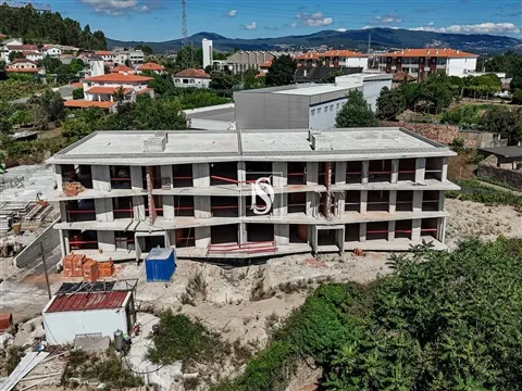 Apartamento T3 em construção c/ 3 frentes e garagem fechada para 2 carros, em Gamil, Barcelos