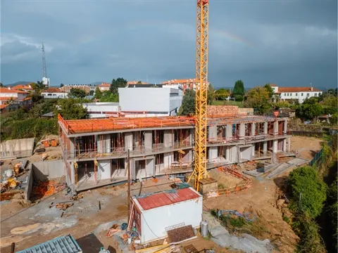 Apartamento T3 em construção c/ 3 frentes e garagem fechada para 2 carros, em Gamil, Barcelos