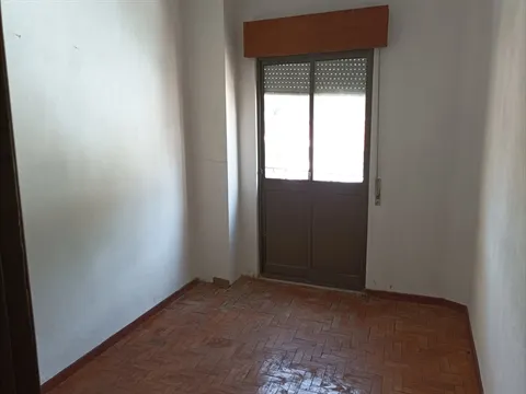 HABITAÇÃO DE R/C, 1º E 2º ANDAR EM GONÇALO, GUARDA