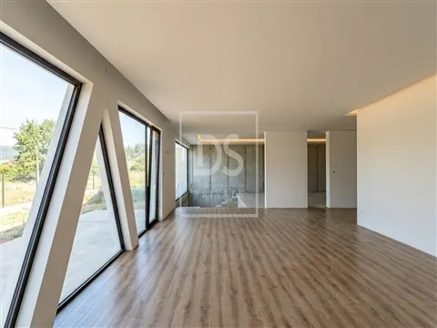 Moradia Geminada T4