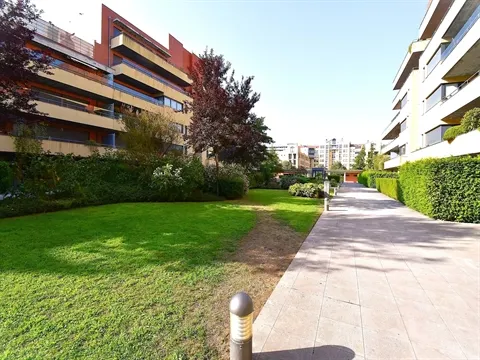 T3 como NOVO, com 3 Lugares de garagem e Arrumos, em Condomínio fechado