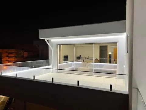 Apartamento T3 dividido em estúdios, em frente ao mar, na Póvoa de Varzim