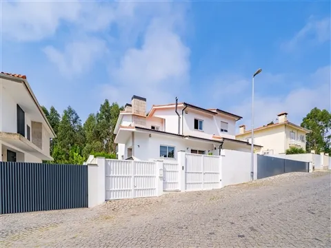 Moradia T4 com piscina nas Marinhas | Esposende