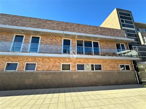 Apartamento T4, renovado, em cond. fechado c/ piscina