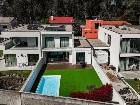 Moradia T4, Moderna, com Piscina, a 500m da Praia em Lavra