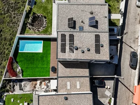 Moradia T4, Moderna, com Piscina, a 500m da Praia em Lavra