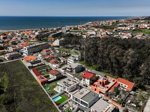 Moradia T4, Moderna, com Piscina, a 500m da Praia em Lavra