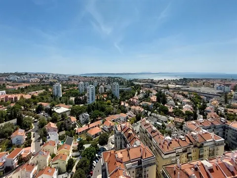 Exclusiva Penthouse T5 em Oeiras com Vista Mar Panorâmica