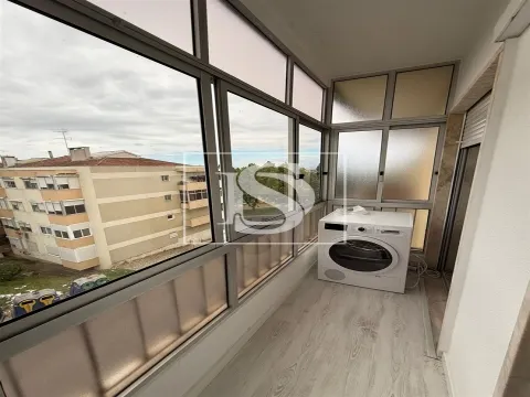 Apartamento T2 Remodelado com Varanda, Marquise e Arrecadação