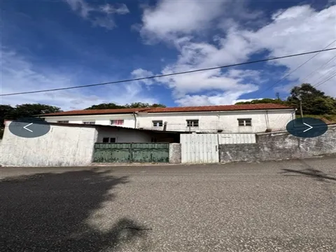 Prédio com 3 Habitações, Garagem e Terreno em Grijó