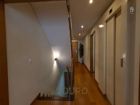 Moradia T4 com 2 Suítes em Grijó | Condomínio com Piscina e Garagem