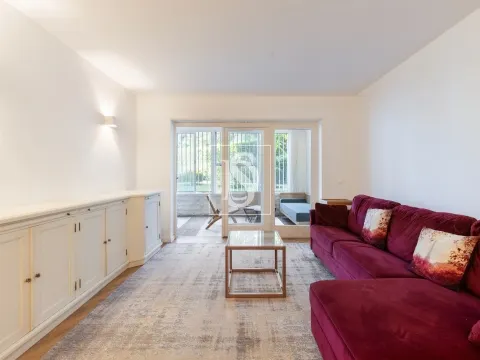 Apartamento T1 para venda mobiliado em Cascais com piscina e jardim