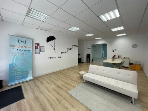 Loja para arrendar com cerca de  190m2