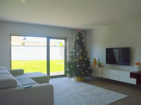 Moradia T4 para arrendar em Famalicão