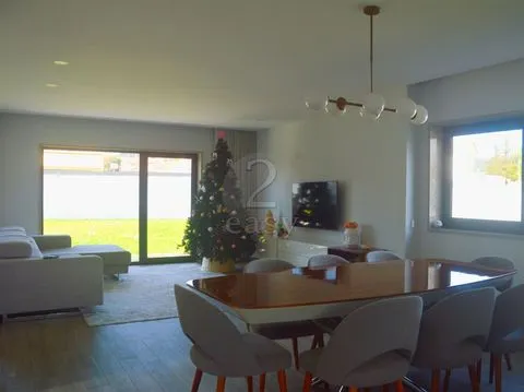 Moradia T4 para arrendar em Famalicão