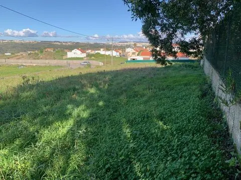 Terreno a 10 min do centro da Ericeira. Permite construção.