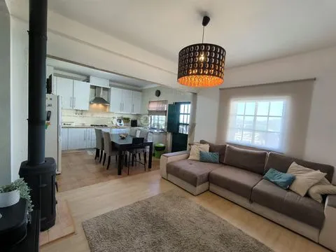 Отдельный одноэтажный дом с 3 спальнями, мансардой, гаражом и задним двором в Алваладе, Сантьяго-ду-Касем