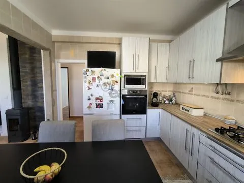 Отдельный одноэтажный дом с 3 спальнями, мансардой, гаражом и задним двором в Алваладе, Сантьяго-ду-Касем