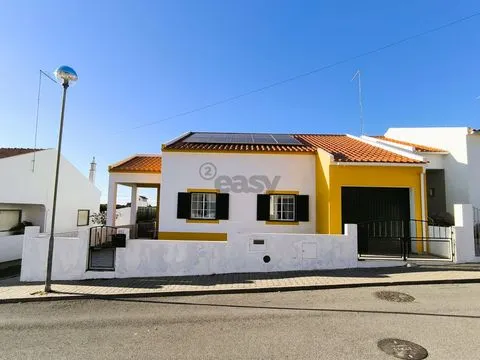 Отдельный одноэтажный дом с 3 спальнями, мансардой, гаражом и задним двором в Алваладе, Сантьяго-ду-Касем