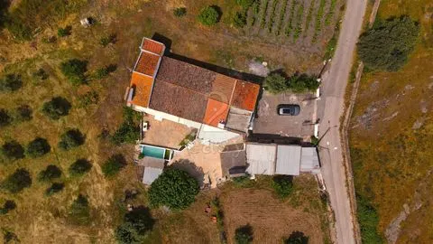 &#38463;&#36830;&#29305;&#33593;&#23439;&#20255;&#30340;&#20892;&#22330;&#65292;&#25317;&#26377;&#33889;&#33796;&#22253;&#12289;&#27204;&#27012;&#26641;&#21644;&#27700;&#36164;&#28304;