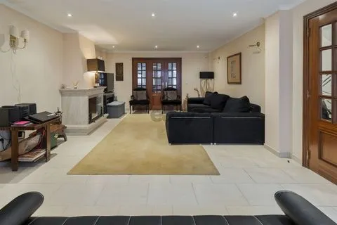 半独立式的房子 5个房间