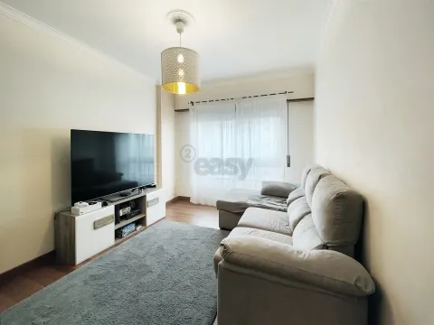 Apartamento T3 com garagem box em Mem Martins