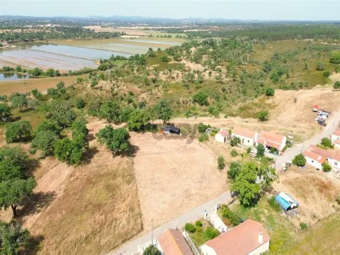 Urban land with an area of 2145 m2 located in Foros do Chaparral, Bicos