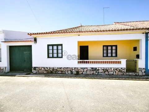 Casa de 3 dormitorios de una sola planta con garaje, patio trasero y terraza en Alvalade, Santiago do Cacém