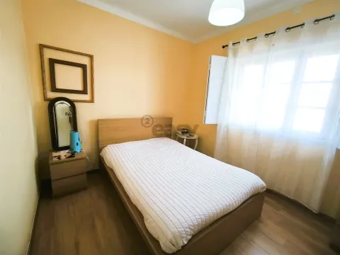 Casa de 3 dormitorios de una sola planta con garaje, patio trasero y terraza en Alvalade, Santiago do Cacém