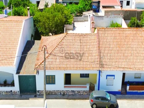 Casa de 3 dormitorios de una sola planta con garaje, patio trasero y terraza en Alvalade, Santiago do Cacém