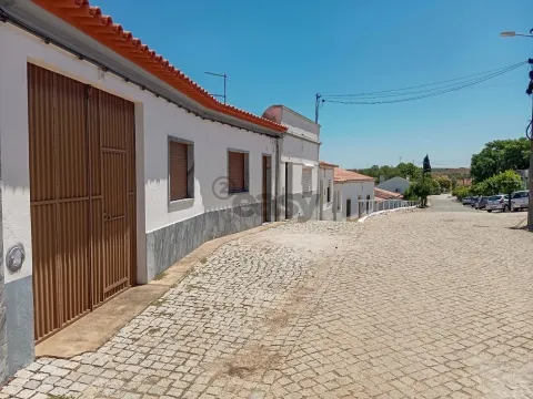 Moradia T4 em Brinches com garagem, quintal e terraço