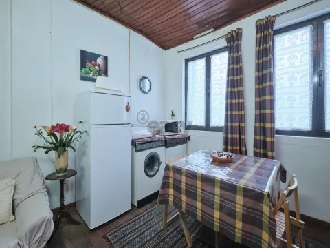 &#1047;&#1076;&#1072;&#1085;&#1080;&#1077; &#1089; &#1090;&#1077;&#1088;&#1088;&#1072;&#1089;&#1072;&#1084;&#1080; &#1080; 2 &#1082;&#1074;&#1072;&#1088;&#1090;&#1080;&#1088;&#1072;&#1084;&#1080; + 2 &#1084;&#1072;&#1075;&#1072;&#1079;&#1080;&#1085;&#1072;&#1084;&#1080;, Arruda dos Vinhos