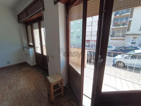 &#1050;&#1074;&#1072;&#1088;&#1090;&#1080;&#1088;&#1072; &#1089; 3 &#1089;&#1087;&#1072;&#1083;&#1100;&#1085;&#1103;&#1084;&#1080;, &#1087;&#1077;&#1088;&#1074;&#1099;&#1081; &#1101;&#1090;&#1072;&#1078; &#1089; 2 &#1085;&#1077;&#1079;&#1072;&#1074;&#1080;&#1089;&#1080;&#1084;&#1099;&#1084;&#1080; &#1074;&#1093;&#1086;&#1076;&#1072;&#1084;&#1080;, Fontainhas, Cascais