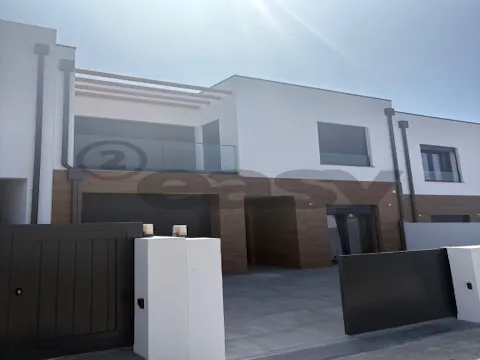 Moradia T4  a 2 Minutos da Praia Azul