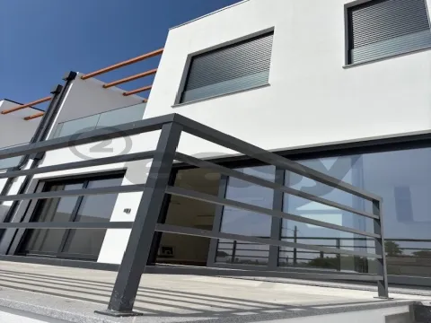 Moradia T4  a 2 Minutos da Praia Azul