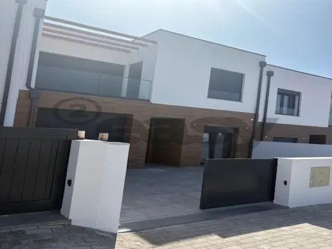 Moradia T4  a 2 Minutos da Praia Azul