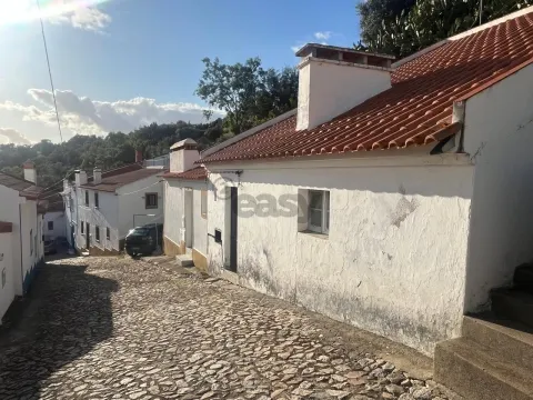 Moradia T1 +1 com kitchenette e Sótão para remodelar – Brotas, Mora