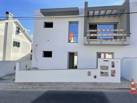 Moradia T4 com piscina em Odivelas