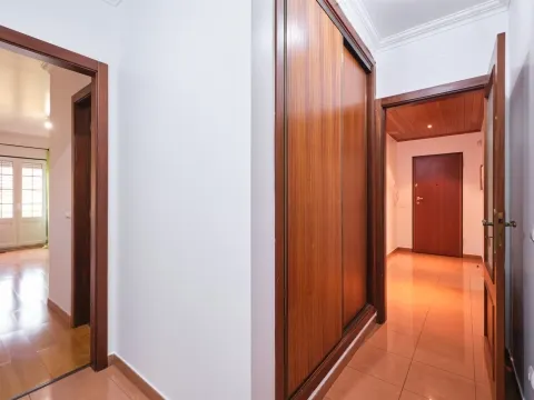 T4 + 1 c/ Varanda, Terraço, Sótão c/ WC + 3 Lugares estacionam/