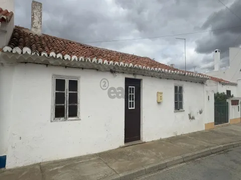 Moradia T2 para remodelar com Quintal, São Marcos da Ataboeira, Castro Verde