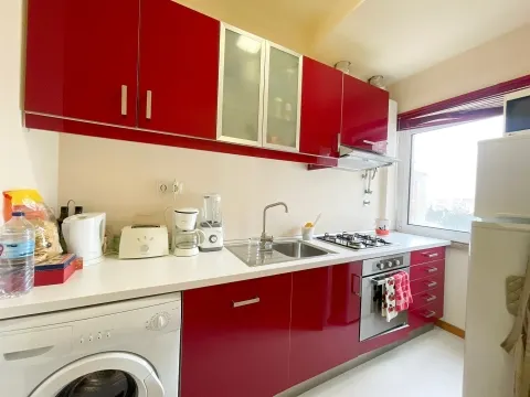 T2 totalmente remodelado equipado e mobilado para arrendar em Benfica, perto da Igreja.