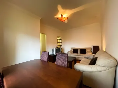 T2 totalmente remodelado equipado e mobilado para arrendar em Benfica, perto da Igreja.