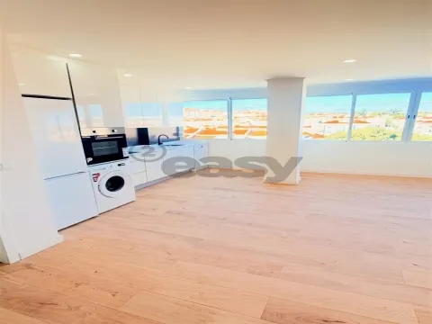 T4 Totalmente Remodelado na Zona Nobre da Damaia