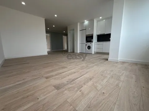 T4 Totalmente Remodelado na Zona Nobre da Damaia