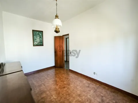 2 + 3 bedroom villa, single storey and detached with use of attic and backyard in Alvalade