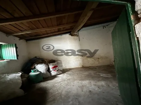 Vende-se Moradia para Recuperar em Mora com 5 divisões e Terreno com 1.800,00 M2