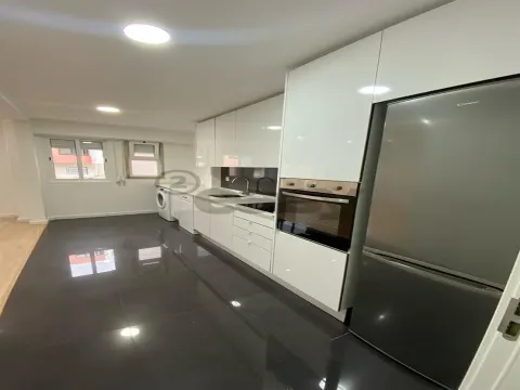 Oportunidade T2 Remodelado São Brás Oferta da Escritura